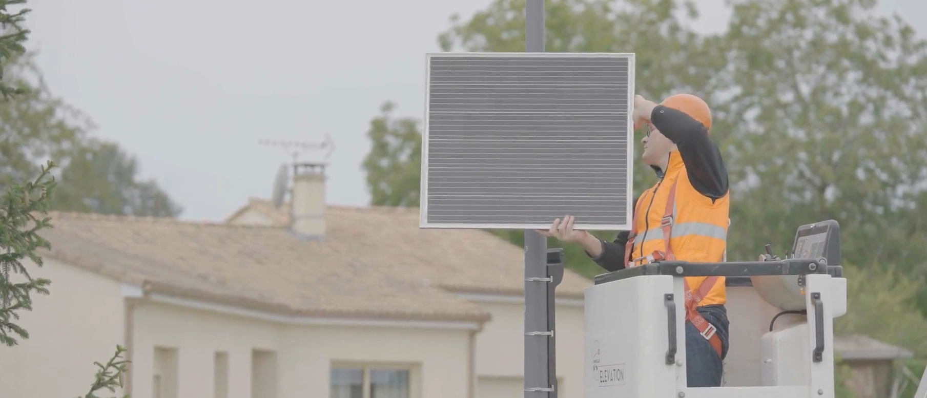 Installation of a solar panel on a mast by an intervention agent