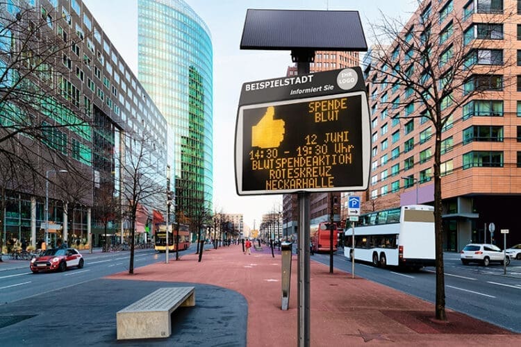 Elancity – Evocity: Die digitale Informationstafel, die an einem öffentlichen Lichtmast befestigt und angeschlossen werden kann.
